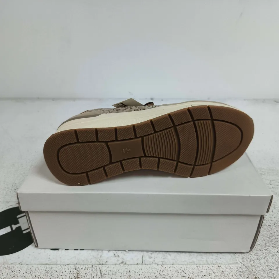 SHOES BY EMMA SHOREDITCH BEIGE TRAINERS SIZE 5 BOXED
