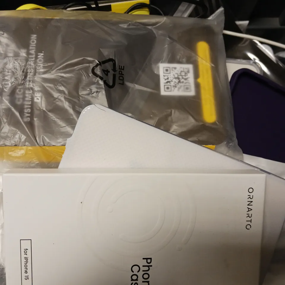 BOX OF APPROXIMATELY 16 ASSORTED ITEMS TO INCLUDE - SUPER BAR PHONE HOLDER , JUICEXL CABLE , PHONE CASE ETC