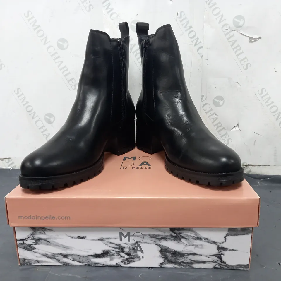 BOXED PAIR OF MODA IN PELLE CHUNKY HEEL CHELSEA BOOTS IN BLACK SIZE 7