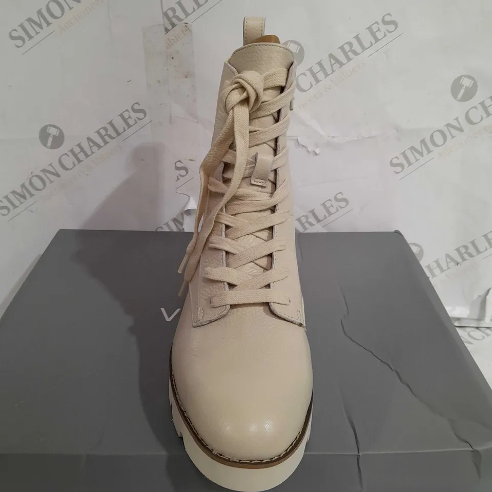 BOXED PAIR OF VIONIC LANI LACE BOOTS CREAM SIZE 5