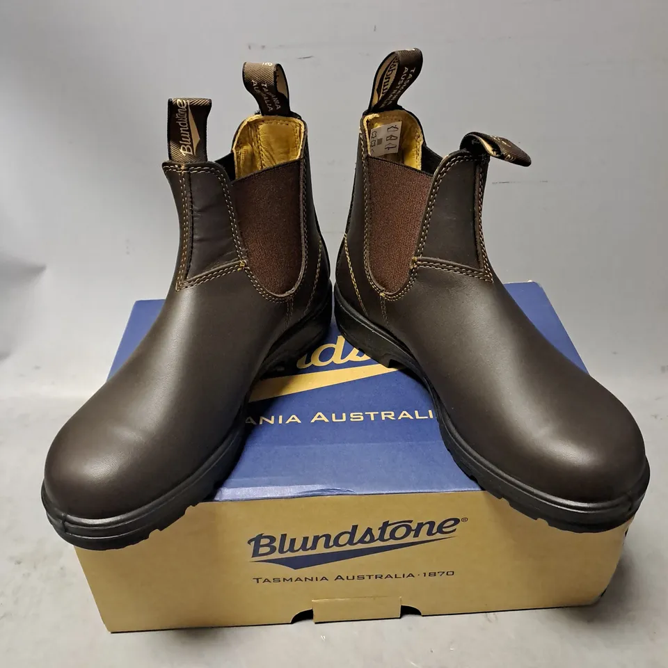 BOXED PAIR OF BLUNDSTONE ELASTIC SIDED LINED BOOT IN WALNUT SIZE 5