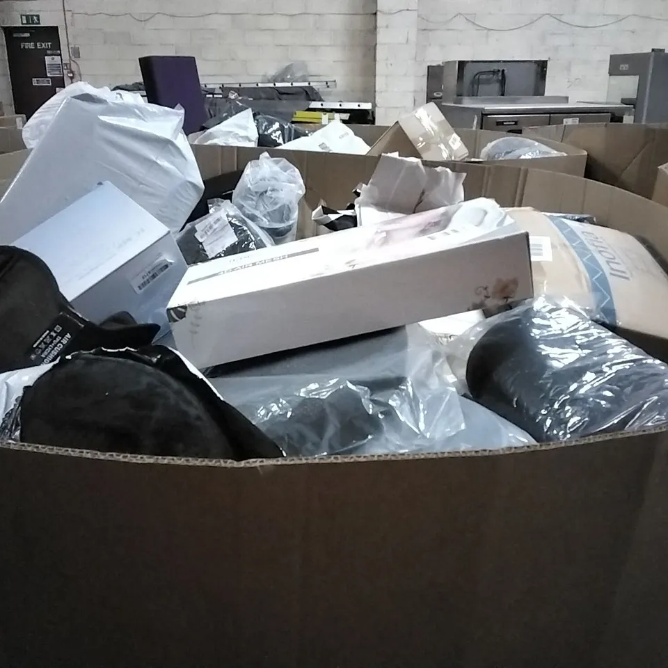 PALLET CONTAINING ASSORTED PILLOWS 