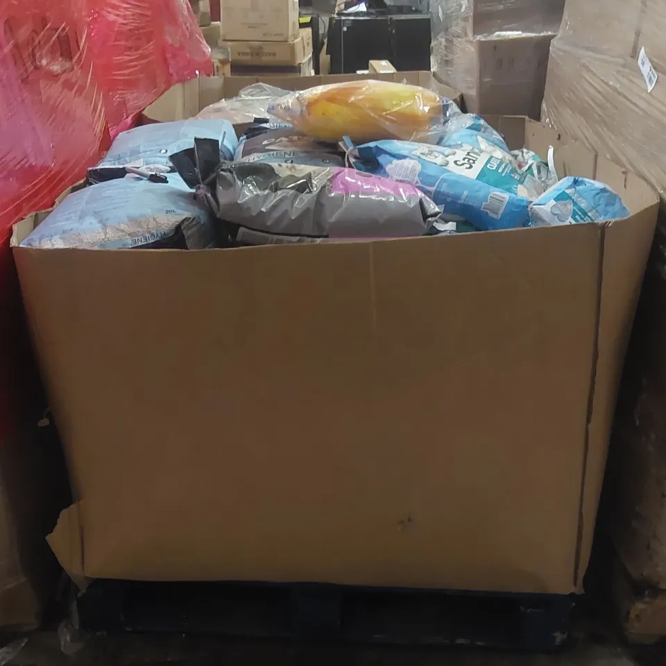 PALLET CONTAINING A LARGE QUANTITY OF ASSORTED PET PRODUCTS INCLUDING CAT LITTER