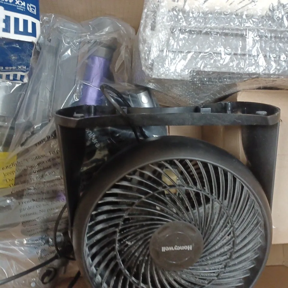 BOX OF APPROXIMATELY 5 ASSORTED HOUSEHOLD ITEMS TO INCLUDE RAINBERG GRILL PAN, VACUUM CLEANER, ETC