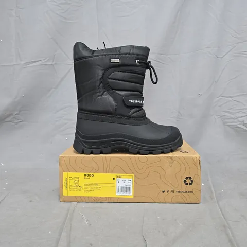 BOXED PAIR OF TRESPASS KIDS DODO SNOW BOOTS IN BLACK SIZE UK 3