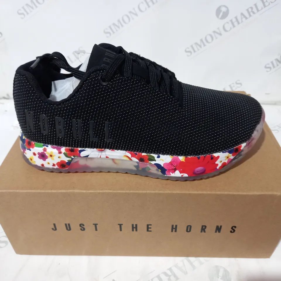NOBULL SF TRAINER FLORAL SOLE SIZE 4.5