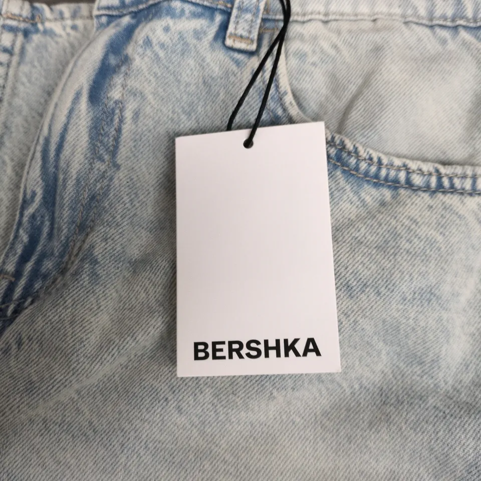 BERSHKA LIGHT WASH DENIM JEANS – BRAND TAG ATTACHED SIZE 10