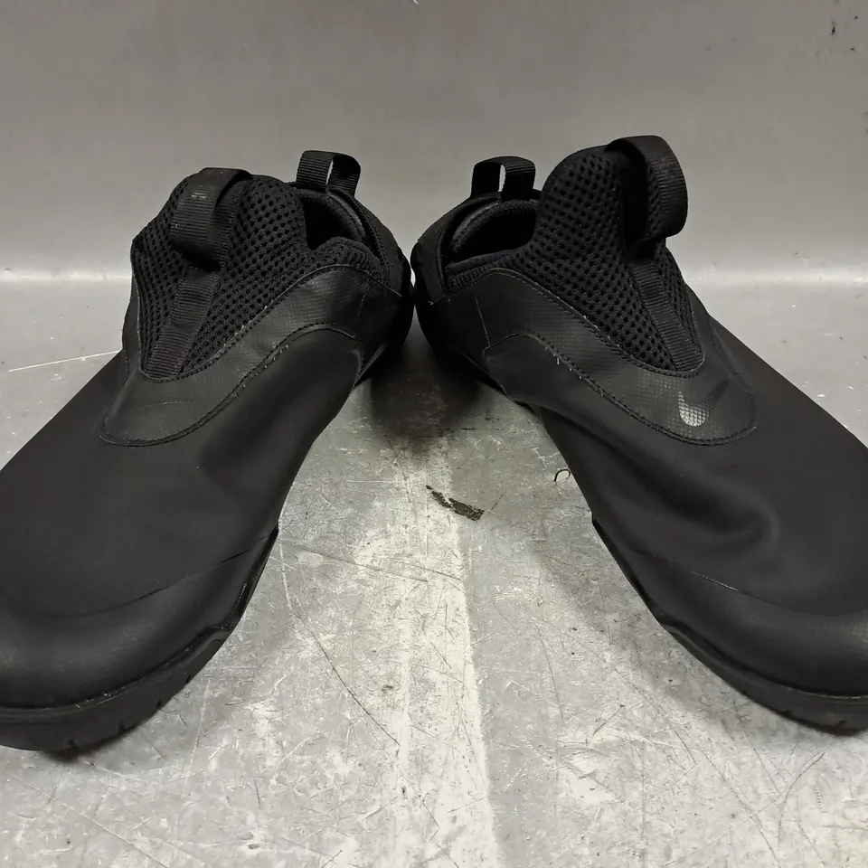 BOXED PAIR OF NIKE SHOES IN BLACK UK SIZE 8