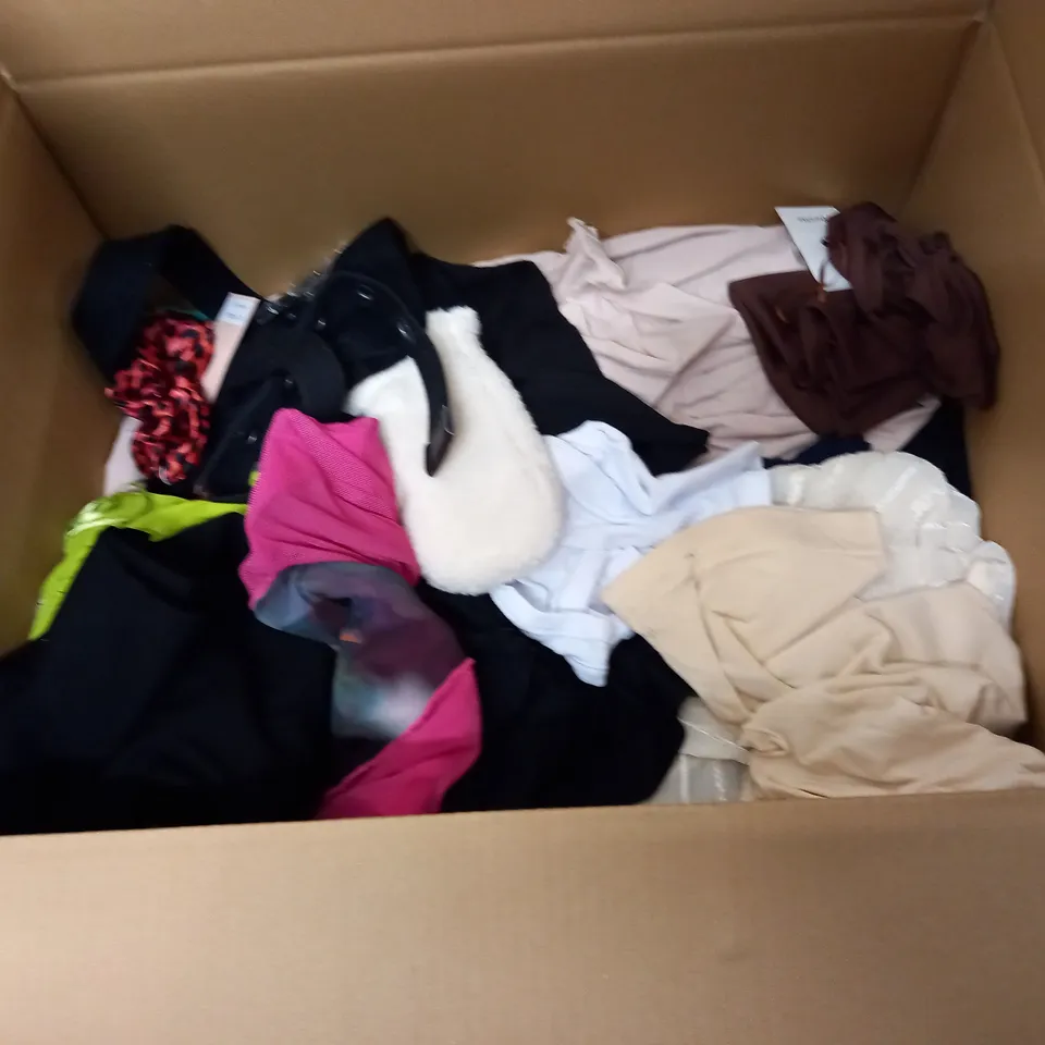 LARGE QUANTITY OF ASSORTED CLOTHING ITEMS TO INCLUDE BRIDGEDALE, ZARA AND M&S