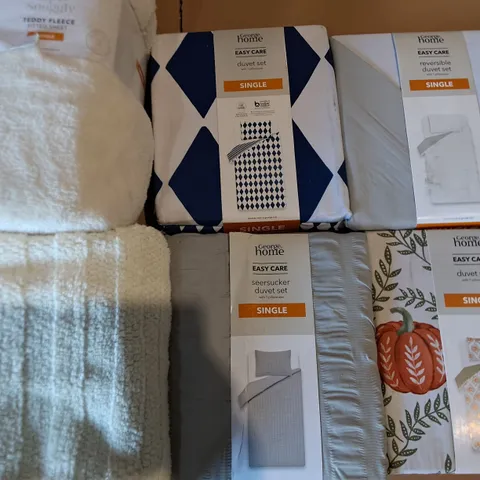 LOT OF APPROXIMATELY 18 ASSORTED HOME FABRIC ITEMS TO INCLUDE DUVETS, THROWS AND SHEETS