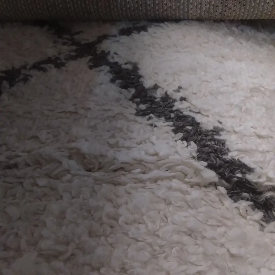 FRANCISQUE SHAGGY CREAM BLACK RUG - 160 X 220CM