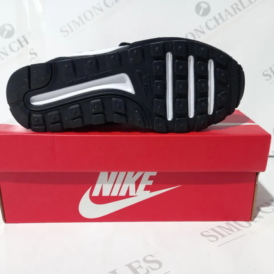 BOXED PAIR OF NIKE MD VALIANT KIDS SHOES IN BLACK/WHITE UK SIZE 12