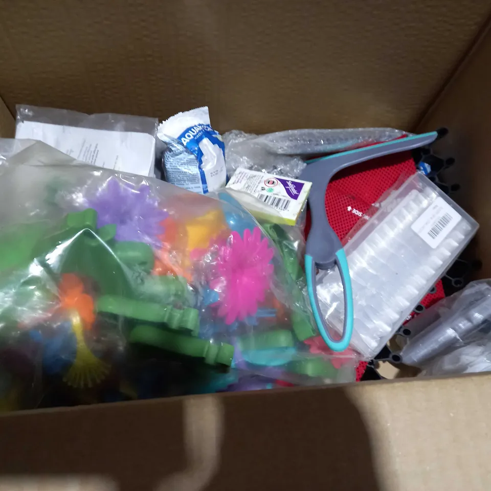 BOX OF APPROXIMATELY 10 ASSORTED ITEMS KNEE PADS, PUNCH BALLOONS, PHONE CASE ETC