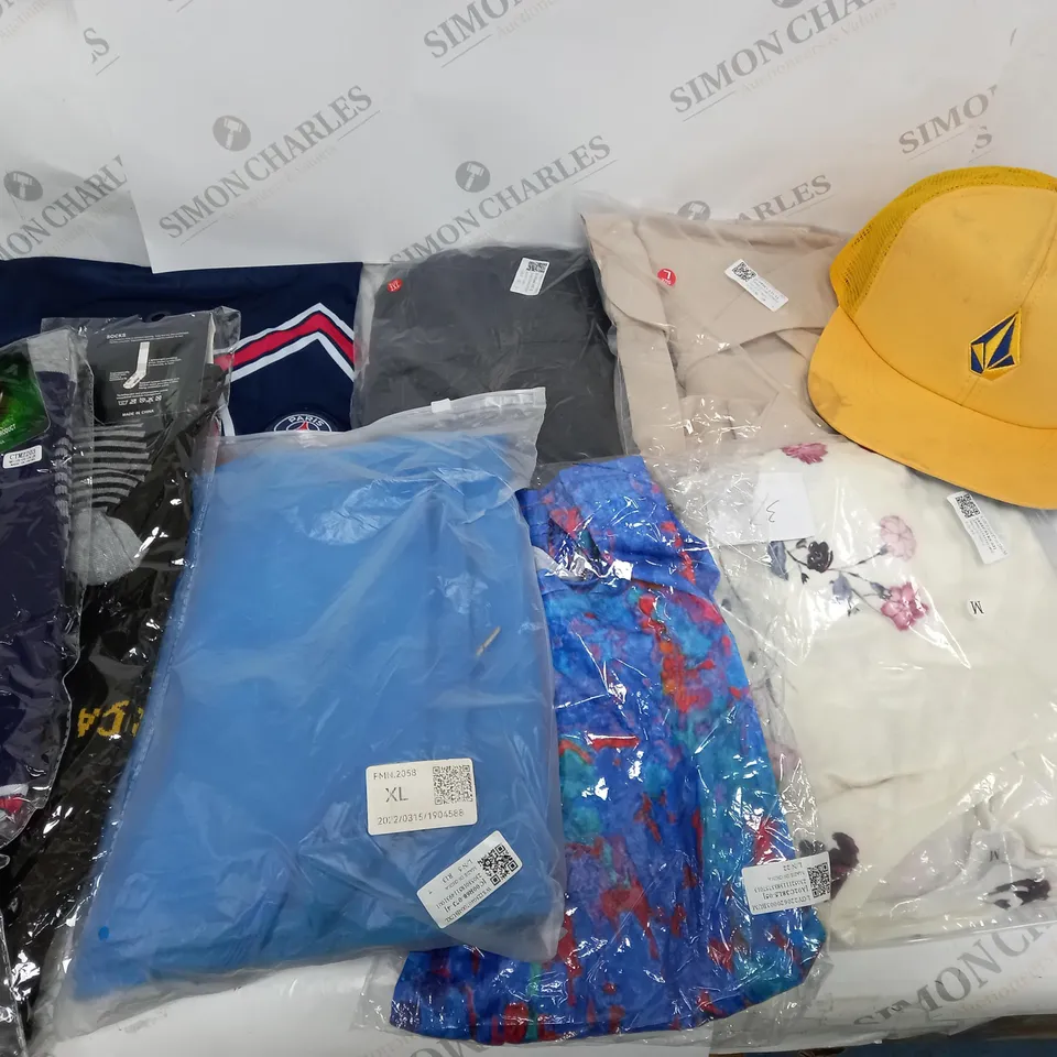 BOX OF APPROXIMATELY 25 ASSORTED CLOTHING PRODUCTS IN VARIOUS SIZES TO INCLUDE SHIRTS, JUMPERS, JACKETS ETC 