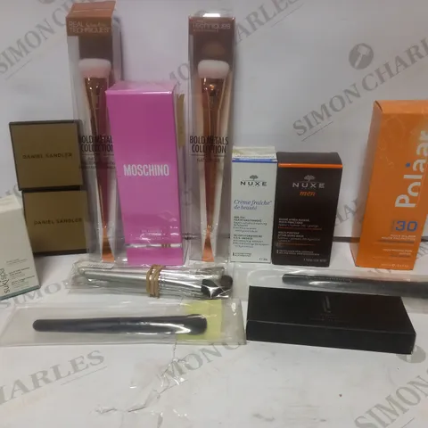 LOT TO CONTAIN APPROX. 15 X ASSORTED BEAUTY PRODUCTS, INCLUDES BRUSHES, LOTION, SUN OIL ETC
