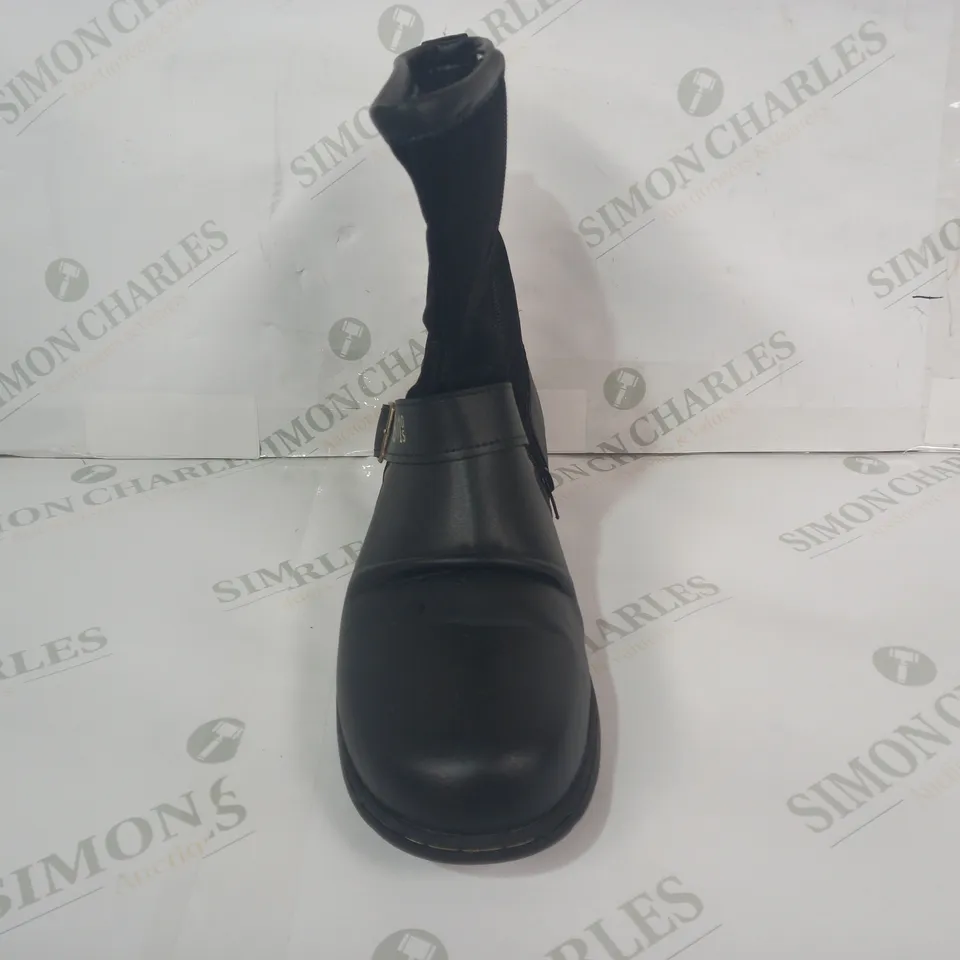BOXED PAIR OF DESIGNER SIDE ZIP BOOTS IN BLACK SIZE UNSPECIFIED