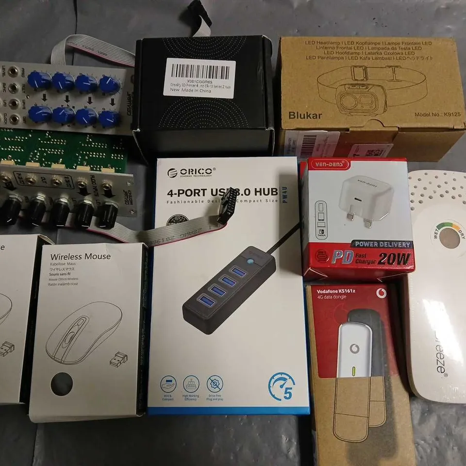 LOT OF APPROXIMATELY 11 ASSORTED ITEMS TO INCLUDE BLUKAR LED HEADLAMP, PROBREEZE RECHARGABLE DEHUMIDIFIER AND 4-PORT USB 3 HUB