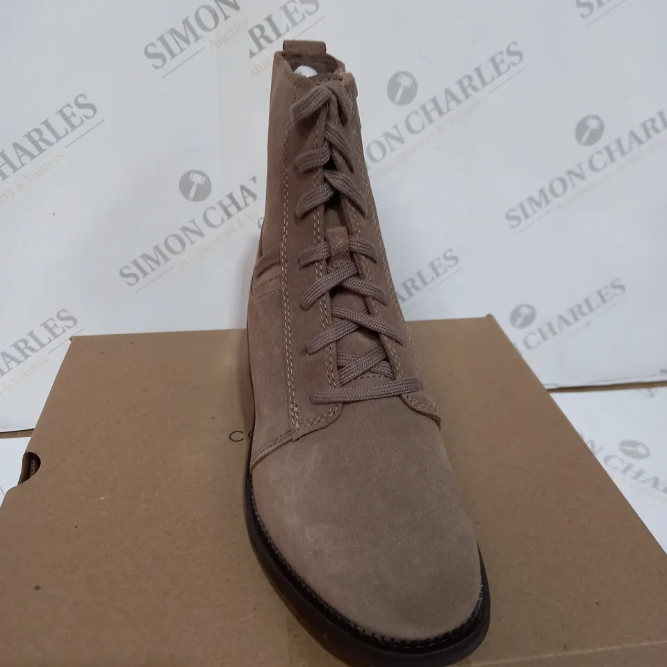 BOXED PAIR OF CLARKS BOOTS IN PEBBLE SUEDE - SIZE 6
