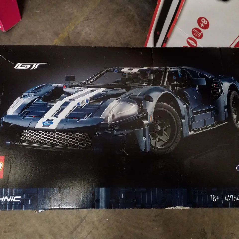 BOXED LEGO TECHNIC 42154 2022 FORD GT CAR MODEL SET