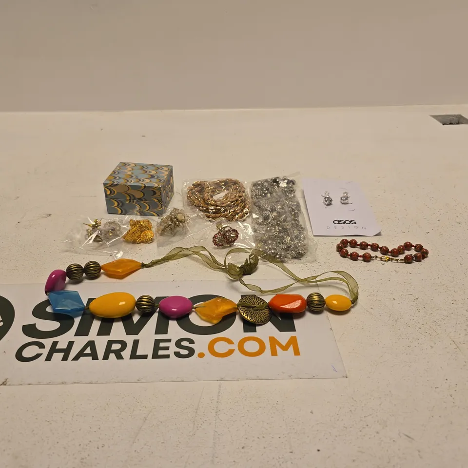 TOTE OF APPROXIMATELY 30 ASSORTED JEWELLERY/RELATED ITEMS TO INCLUDE A VARIETY OF SIZES AND STYLES