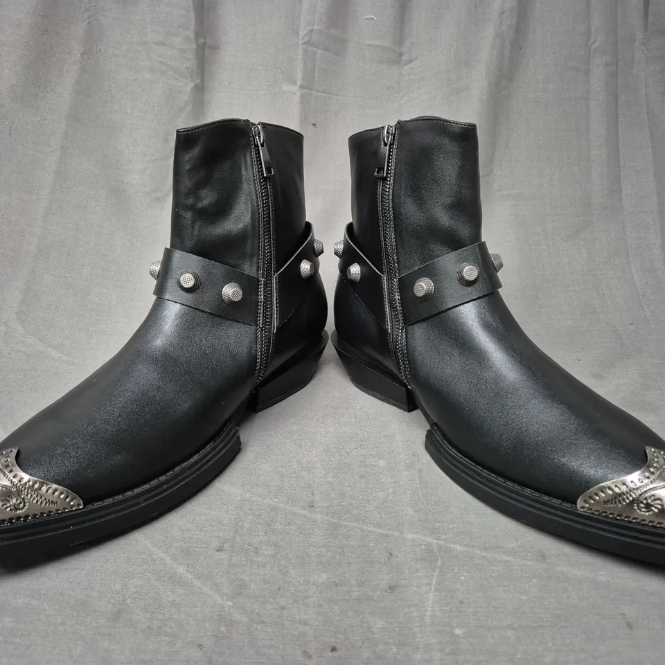 BOXED PAIR OF KOI SOULRENDER MEN'S HARDWARE COWBOY BOOTS IN BLACK/ANTIQUE SILVER UK SIZE 10