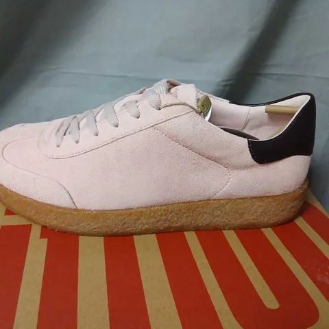 FITFLOP RALLY T-TOE SUEDE CREPE SNEAKERS - CLAY PINK/PLUMBERRY, UK 7
