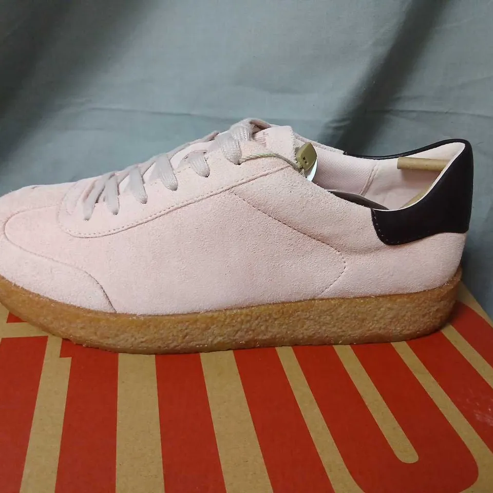 FITFLOP RALLY T-TOE SUEDE CREPE SNEAKERS - CLAY PINK/PLUMBERRY, UK 7