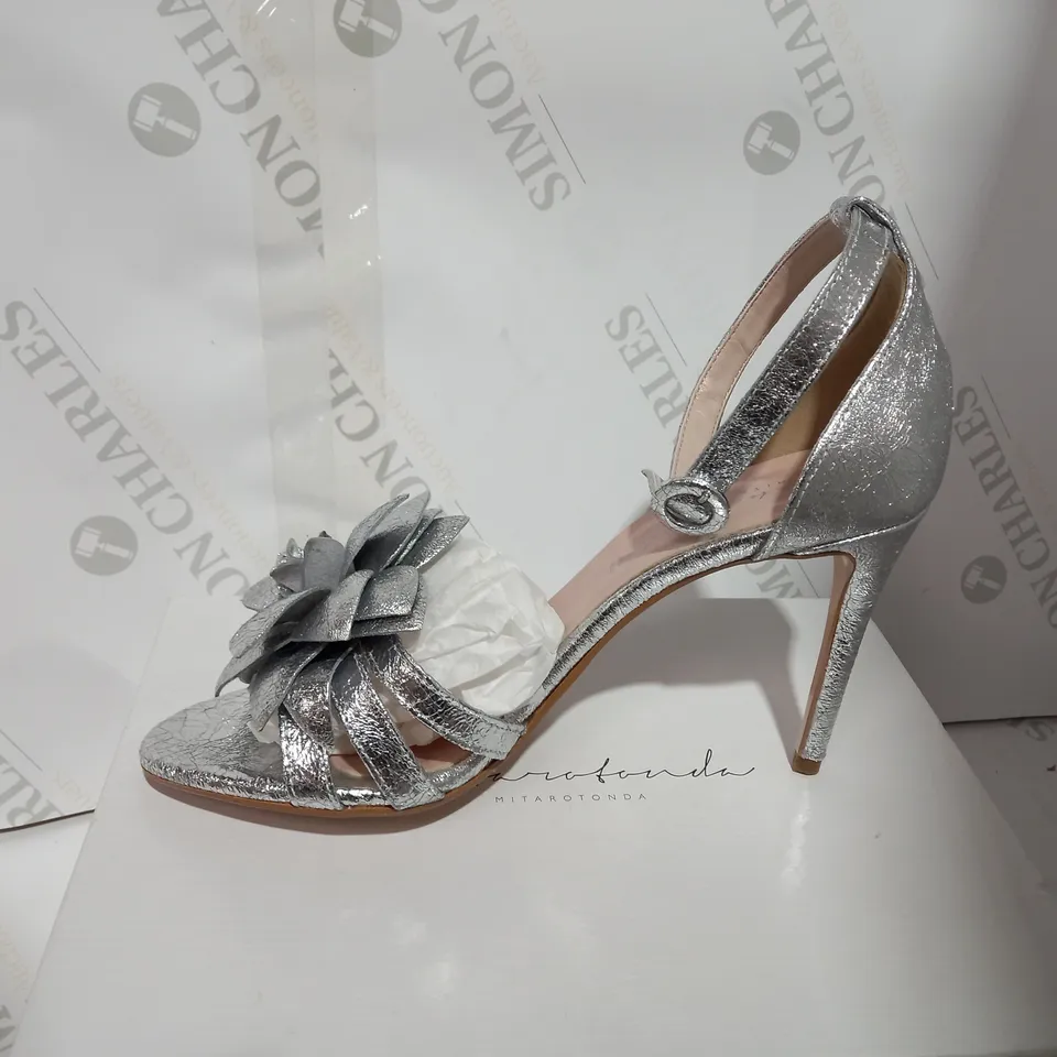 BOXED PAIR OF DESIGNER SILVER STATEMENT SANDALS - SIZE 8