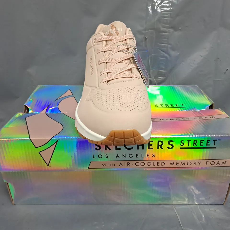 BOXED PAIR OF SKECHERS WOMEN'S SHOES IN PALE PINK/ROSE GOLD SIZE UK 7