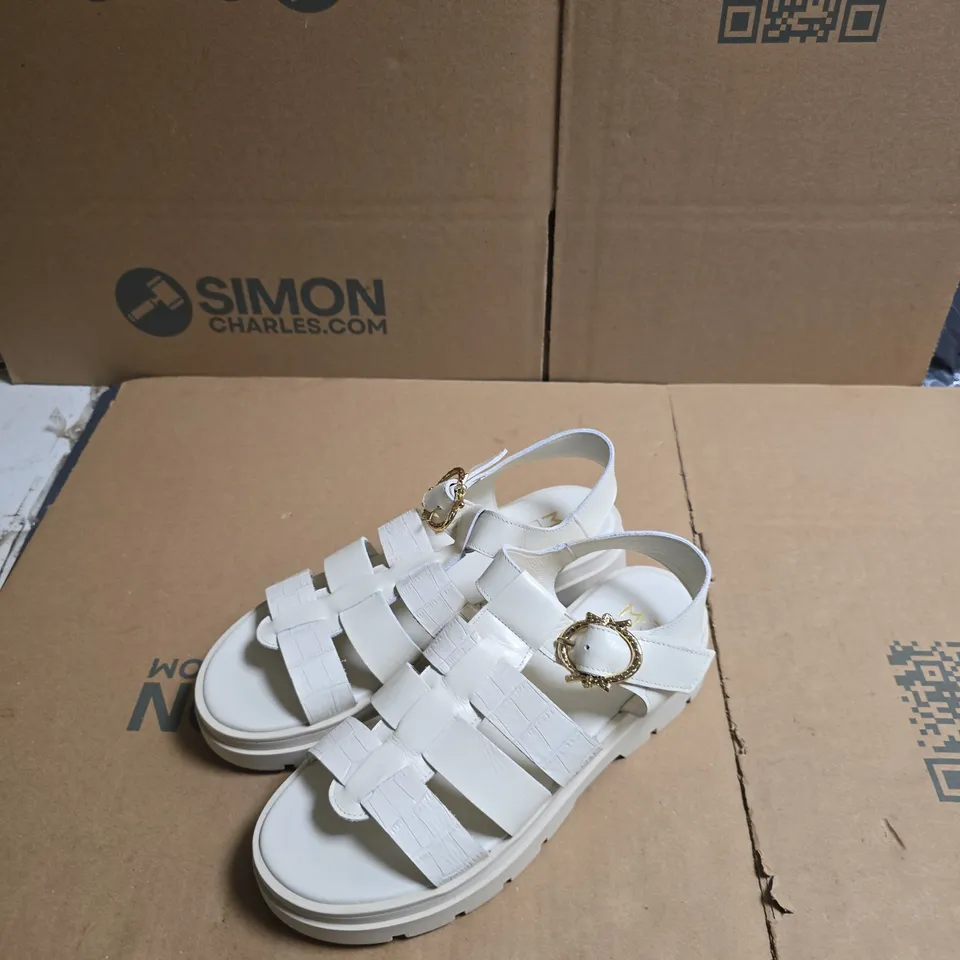 MODA IN PELLE OBSIDIAN OFF-WHITE LEATHER CHUNKY FISHERMAN SANDAL – EU 40 (UK 7)
