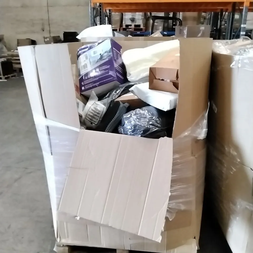 PALLET TO CONTAIN A LARGE ASSORTMENT OF PILLOWS, CUSHIONS AND SLEEPING PRODUCTS // BRANDS MAY VARY