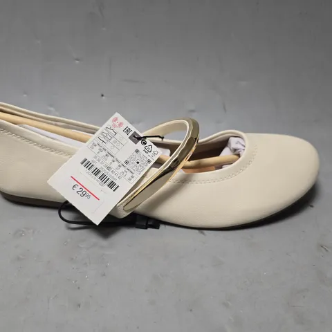 ZARA SLIP ON CREAM SHOES - UK 6
