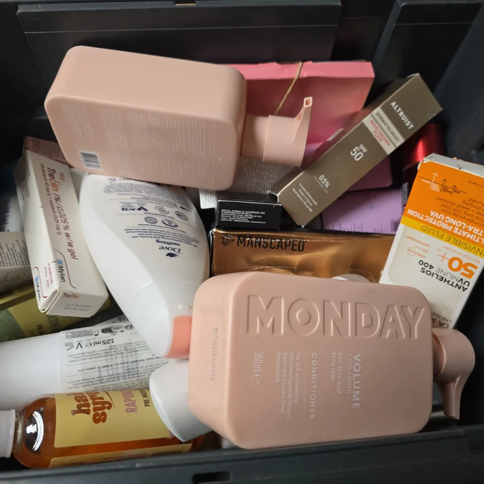 APPROXIMATELY 15 ASSORTED HEALTH & BEAUTY PRODUCTS TO INCLUDE DOVE SOOTHING CARING BATH, DOVE CONDITIONER, MONDAY COLUME CONDITIONER, ETC - COLLECTION ONLY