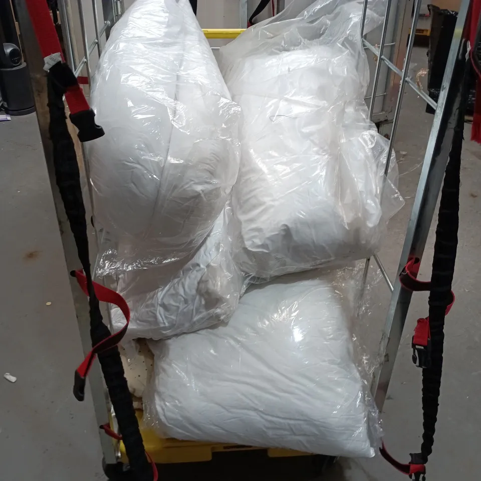 LOT OF APPROXIMATELY 10 ASSORTED HOME FABRIC ITEMS TO INCLUDE PILLOWS, DUVETS AND TOWELS