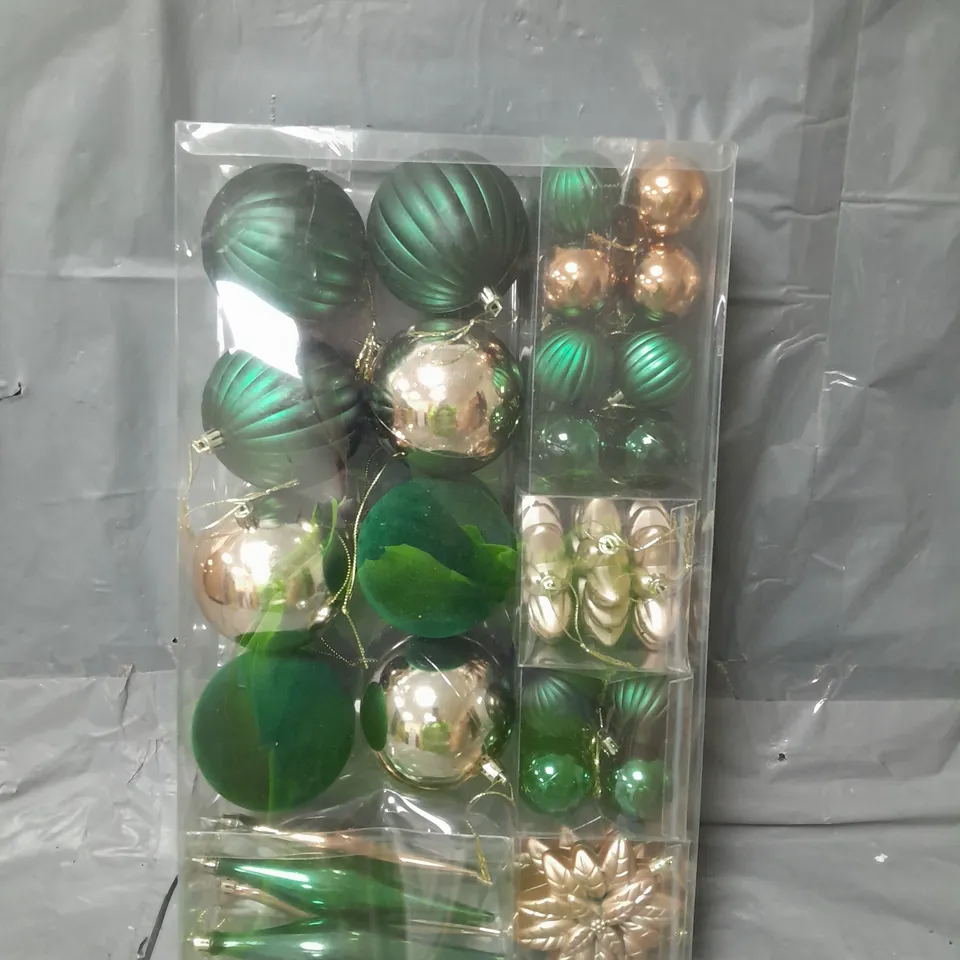 GINGERBREAD BUMPER PACK OF 50 BAUBLES - GREEN/ GOLD