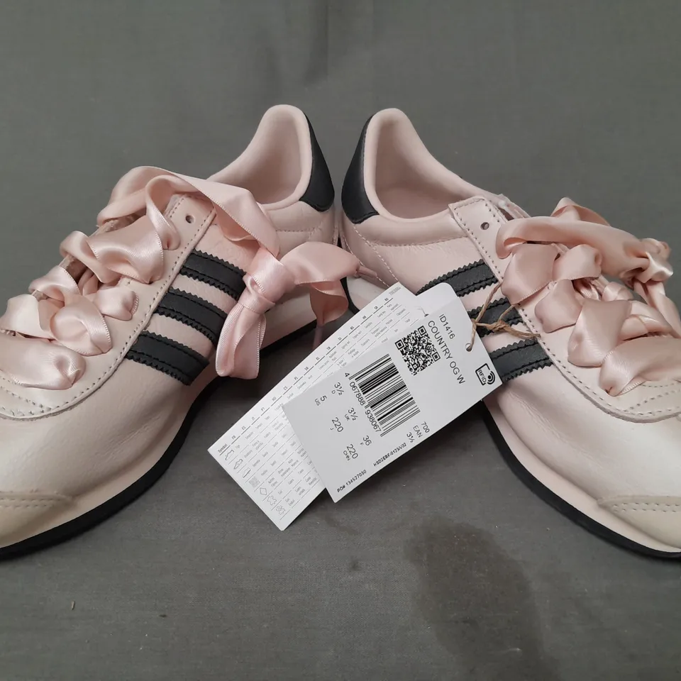 BOXED PAIR OF ADIDAS COUNTRY OG W SHOES IN PINK/BLACK UK SIZE 3.5