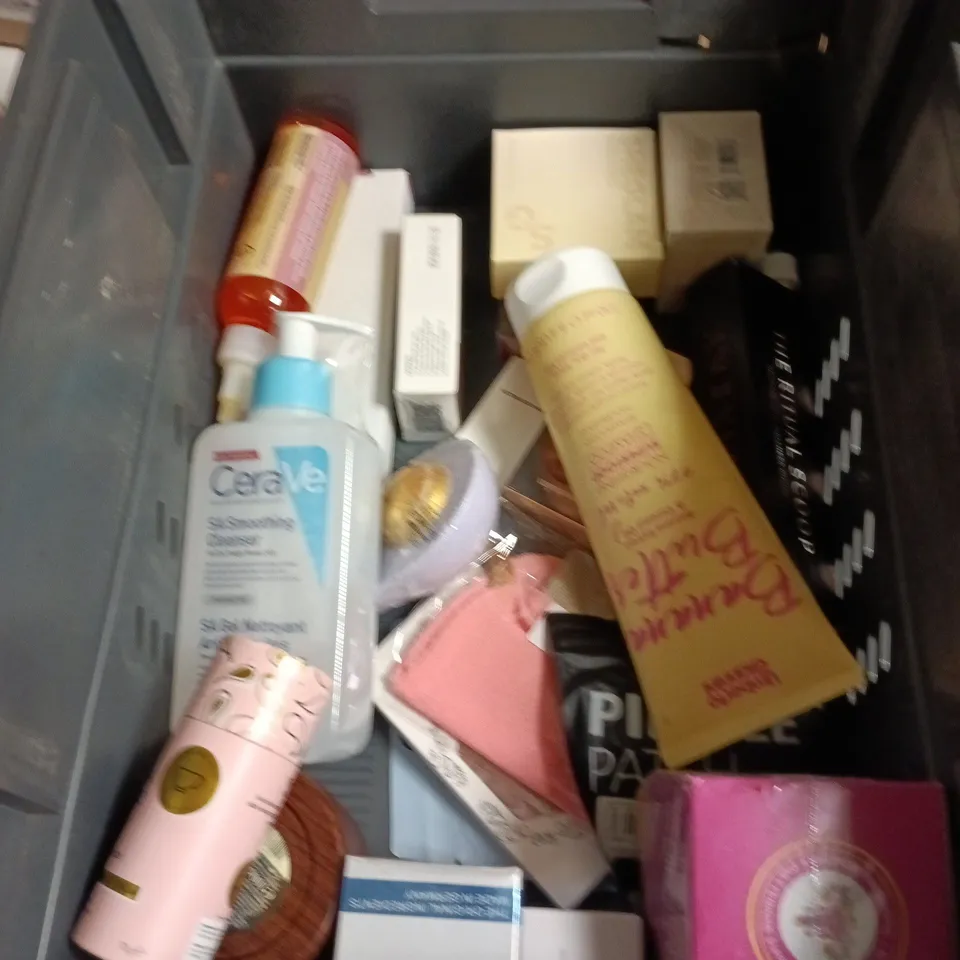 APPROXIMATEY 20 ASSORTED HEALTH AND BEAUTY PRODUCTS TO INCLUDE - SHEGLAM MATTE BLUSH - CERAVE SMOOTHING CLEANSER AND VASELINE PROTECTING JELLY