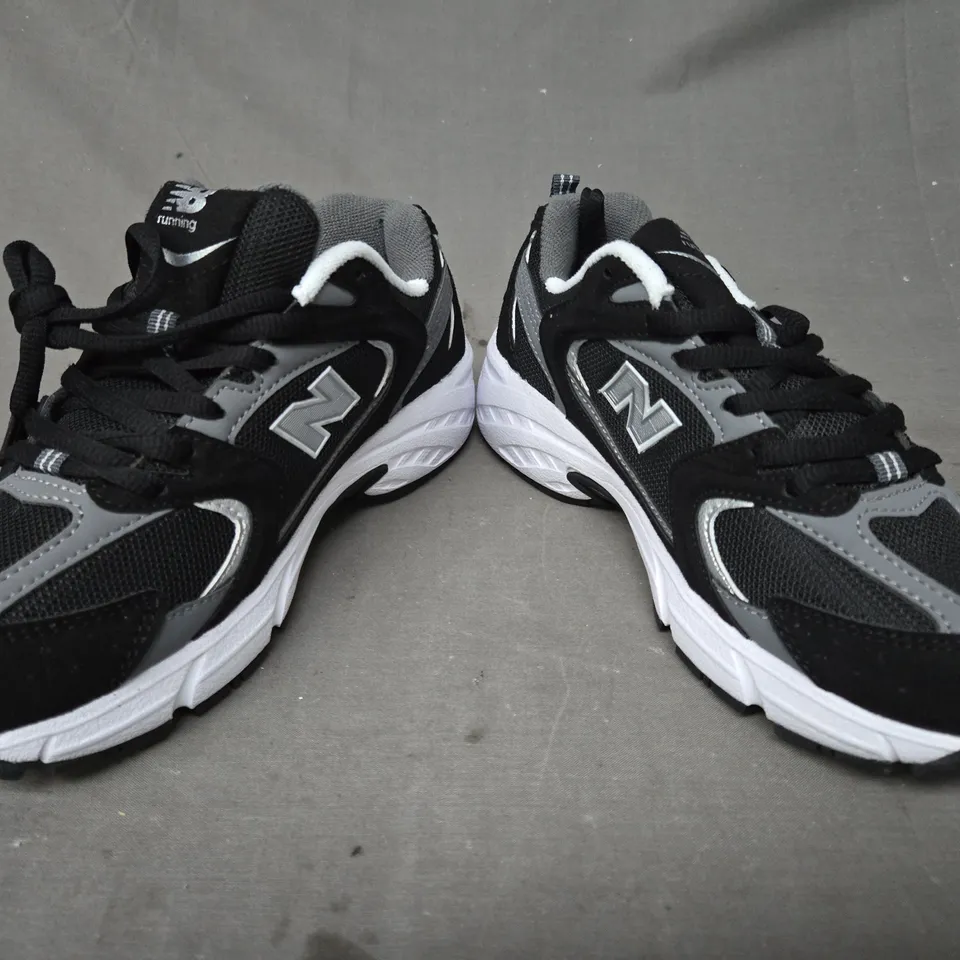 BOXED PAIR OF NEW BALANCE 530 SHOES IN BLACK/GREY/WHITE UK SIZE 4