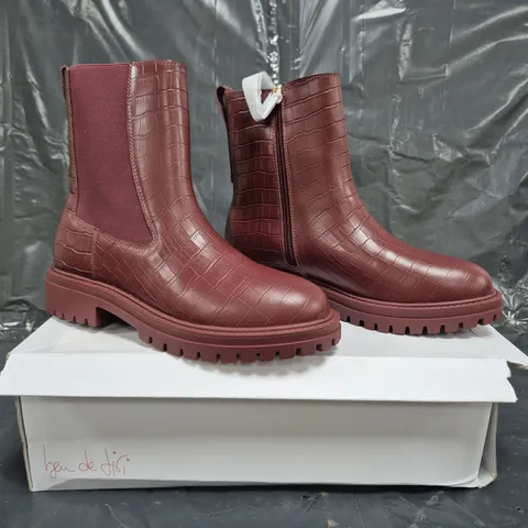 BOXED PAIR OF BEN DE LISI FLO CHUNKY CHELSEA BOOTS IN OXBLOOD CROC SIZE 6