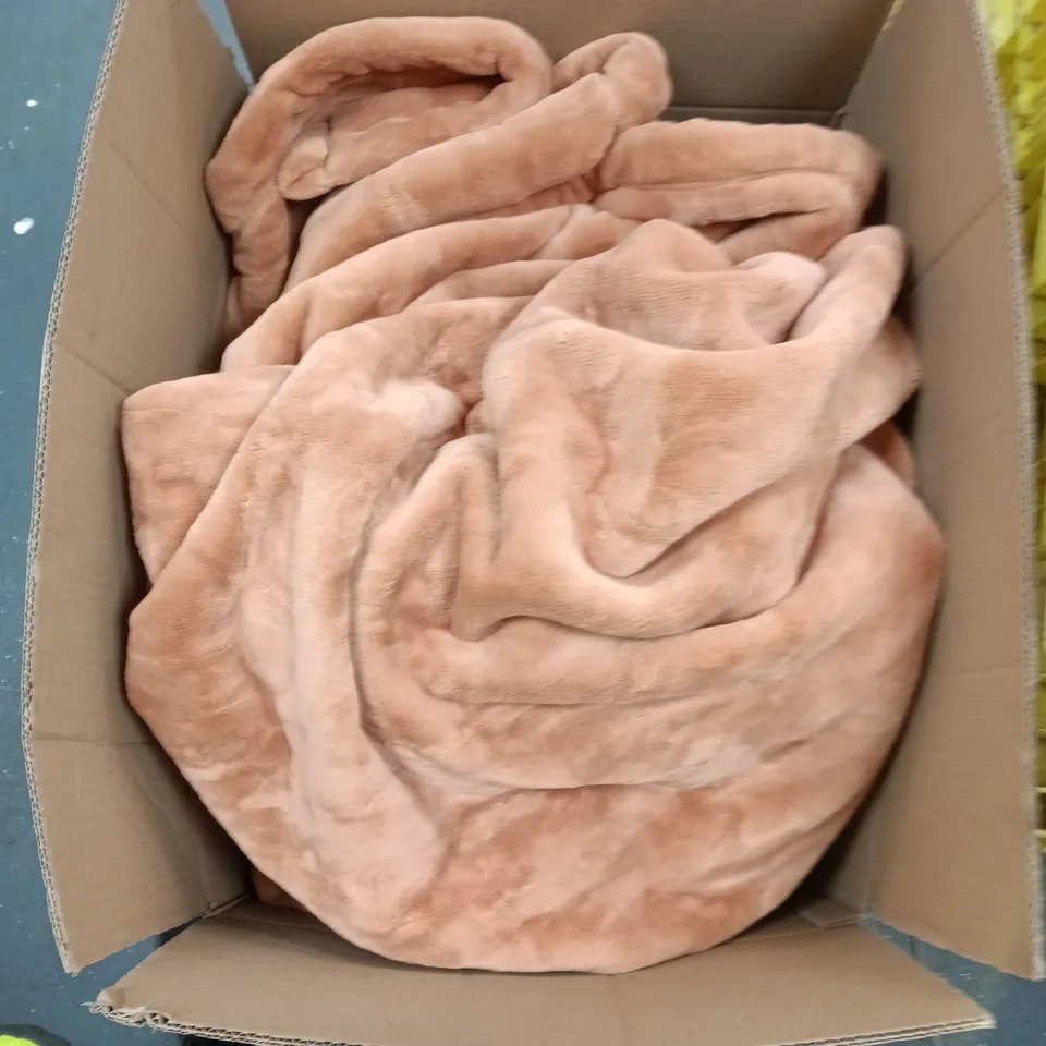 BOX OF APPROXIMATELY 10 ASSORTED ITEMS TO INCLUDE: BLACK TRAVEL PILLOW