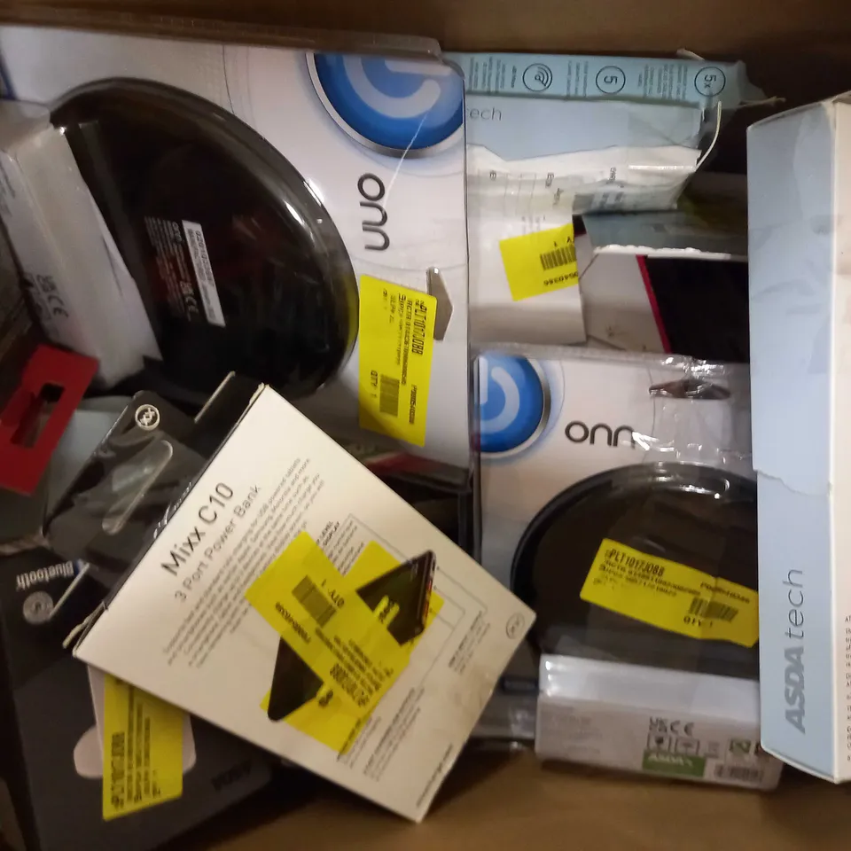 BOX OF APPROXIMATELY 20 ASSORTED ELECTRICAL ITEMS TO INCLUDE ASDA TECH SLIM POWER BANK, BLACKWEB SYNC AND CHARGE CABLE, G# IN EAR EARPHONES, ETC