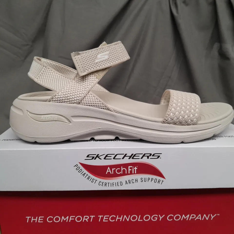 BOXED PAIR OF SKECHERS GO WALK OPEN TOE LOW WEDGE SANDALS IN CREAM SIZE 7