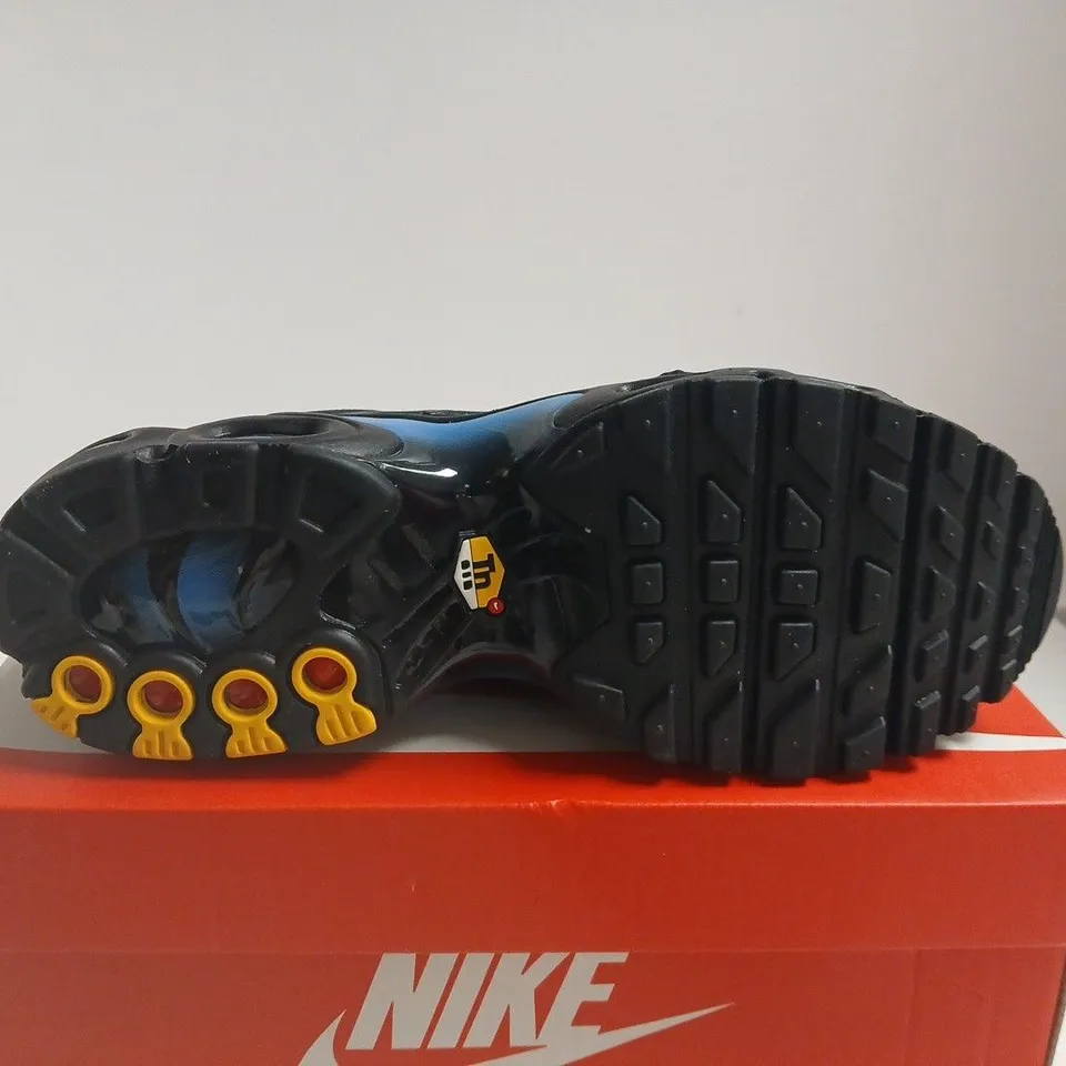 BOXED PAIR OF NIKE AIR MAX PLUS GS – BLACK/BLUE, UK 6