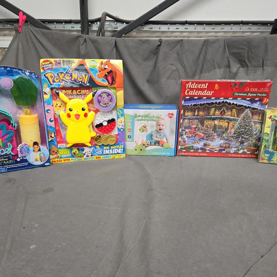 BOX OF APPROX 20 ASSORTED TOYS TO INCLUDE - ADVENT CALENDAR JIGSAW PUZZLE , DISNEY ENCANTO , BABY MUSICAL CATERPILLAR ETC