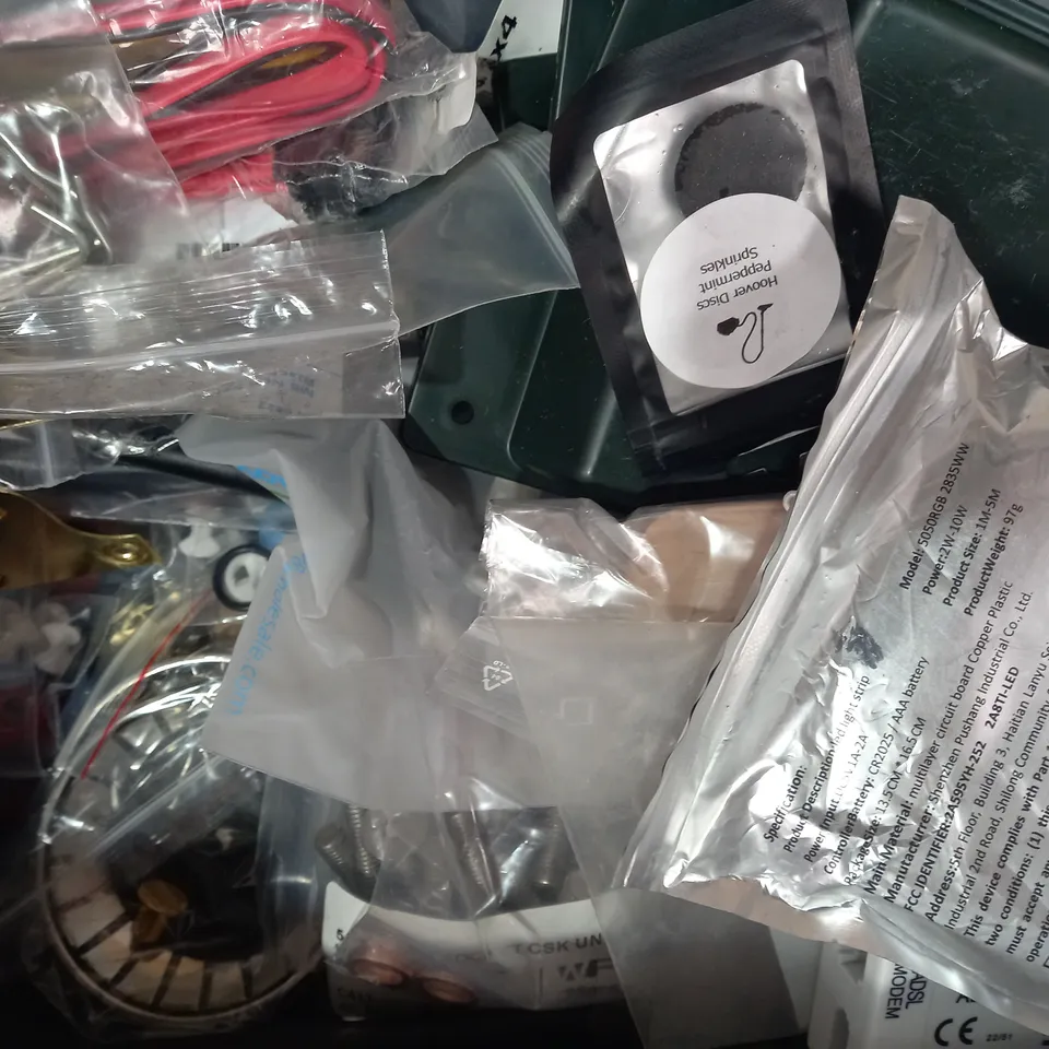 LOT OF APPROXIMATELY 10 ASSORTED HOUSEHOLD ITEMS TO INCLUDE KIDDE LONG LIFE OPTICAL SMOKE ALARM, HELLO KLEAN SHOWER FILTER REFILL CAPSULE, ETC