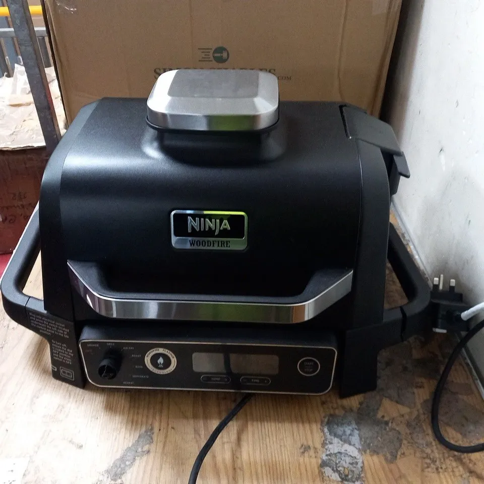 BOXED NINJA WOODFIRE ELECTRIC BBQ GRILL & SMOKER OG701UKQ