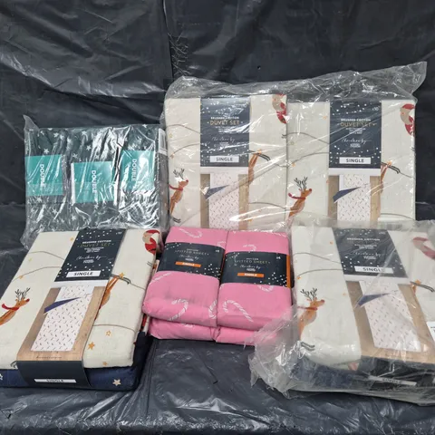 BOX OF APPROXIMATELY 12 ASSORTED BEDDING & SOFT FABRICS ITEMS TO INCLUDE - FITTED SHEETS - DUVET SET - 2 PILLOWCASES ETC.