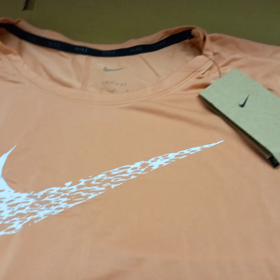 NIKE WOMENS T-SHIRT IN BLUSH - M