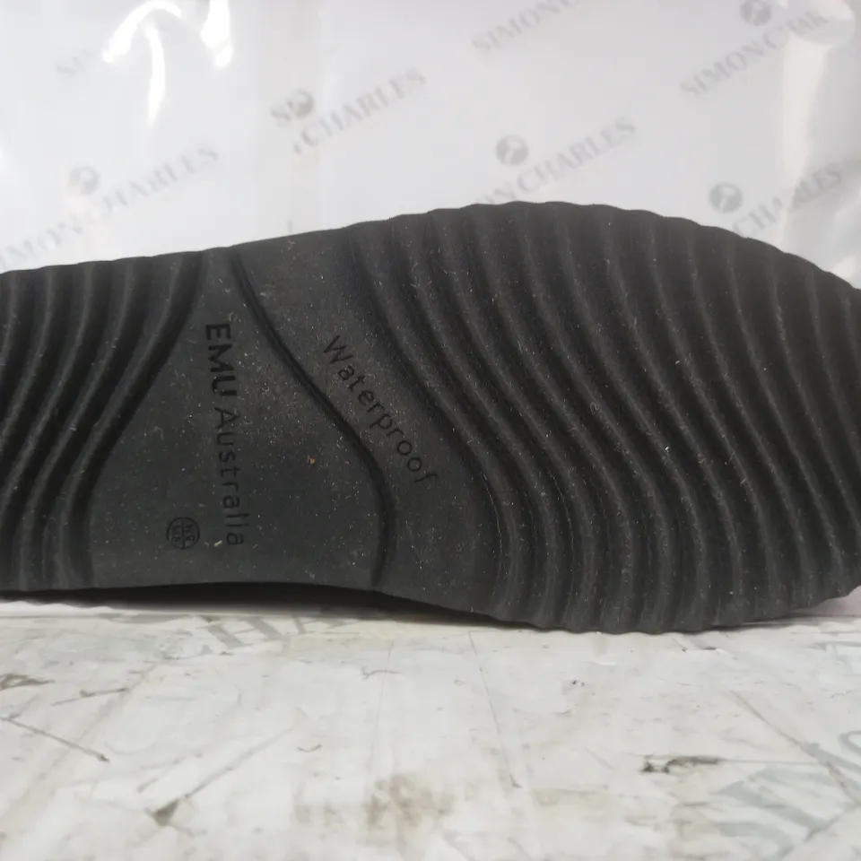 BOXED EMU AUSTRALIA MOONTA BOOTS IN BLACK SIZE 7