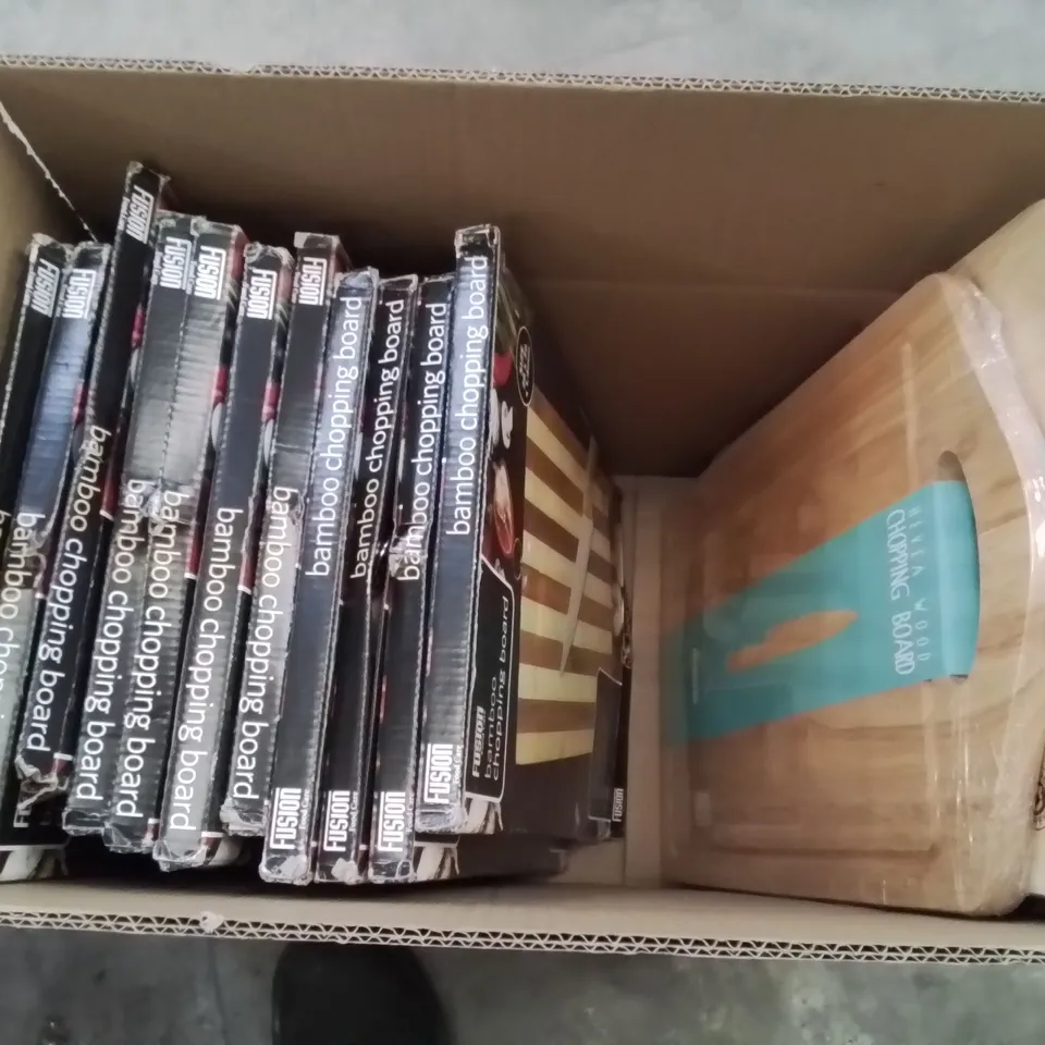 BOX CONTAINING APPROXIMATELY 13 BRAND NEW ASSORTED WOODEN CHOPPING BOARDS
